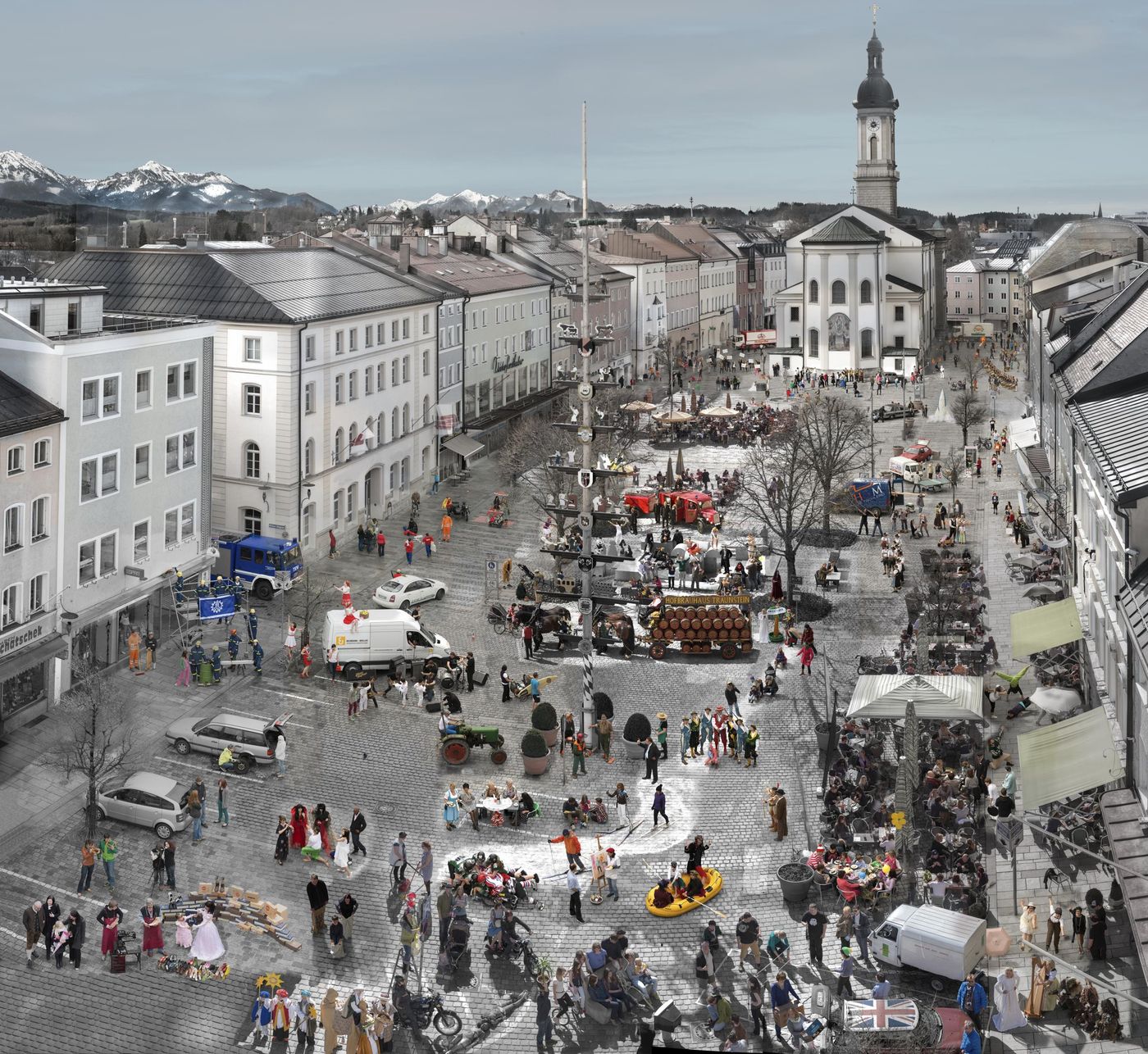 Traunstein wimmelt — Gigapixel-Panorama des Stadtplatzes mit hunderten Statisten
